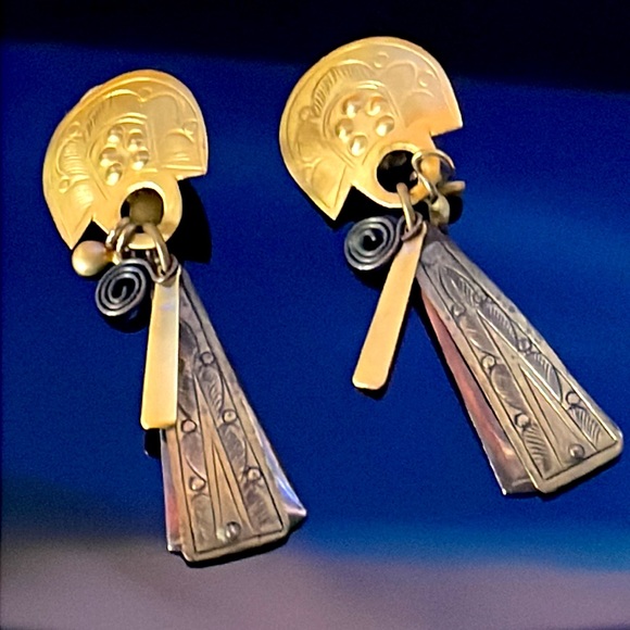 Gold Dangle Earring Pair - Picture 2 of 8